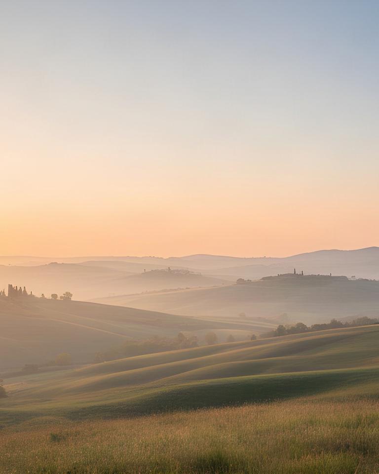 Alba sulle colline del Friuli Venezia Giulia con cielo sereno e luce calda