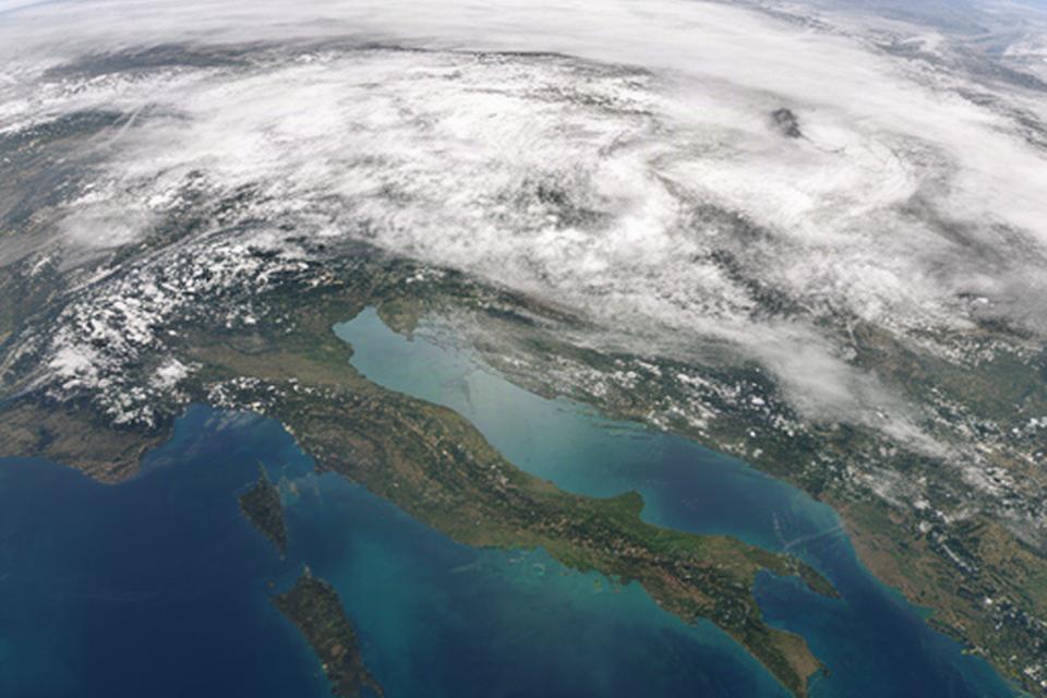 Immagine satellitare dell Adriatico e del Friuli con fronte nuvoloso in movimento verso nord
